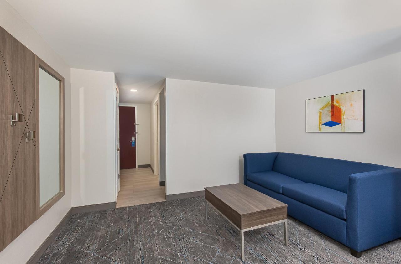 Holiday Inn Express & Suites Columbus At Northlake By Ihg Kültér fotó