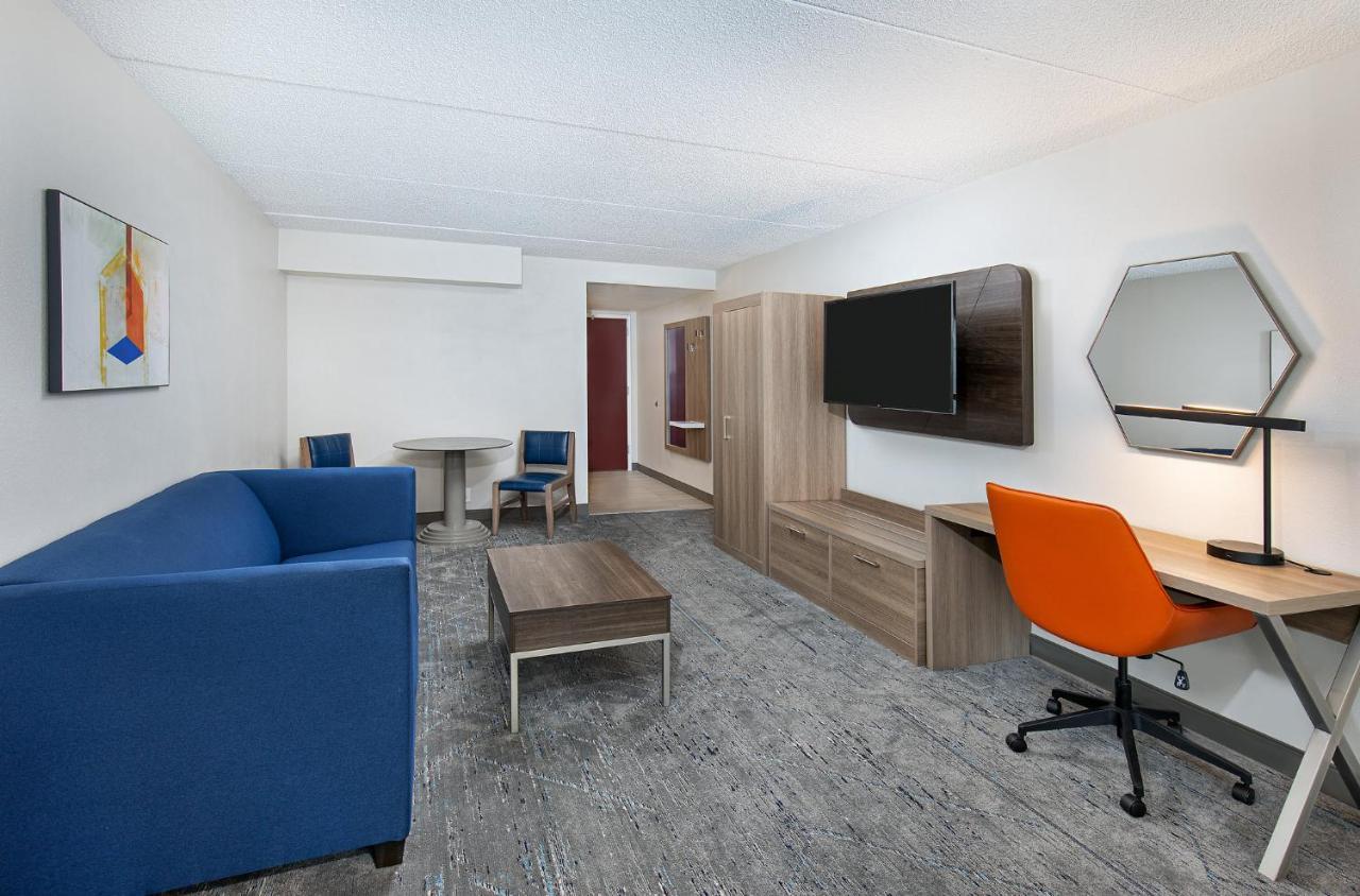 Holiday Inn Express & Suites Columbus At Northlake By Ihg Kültér fotó