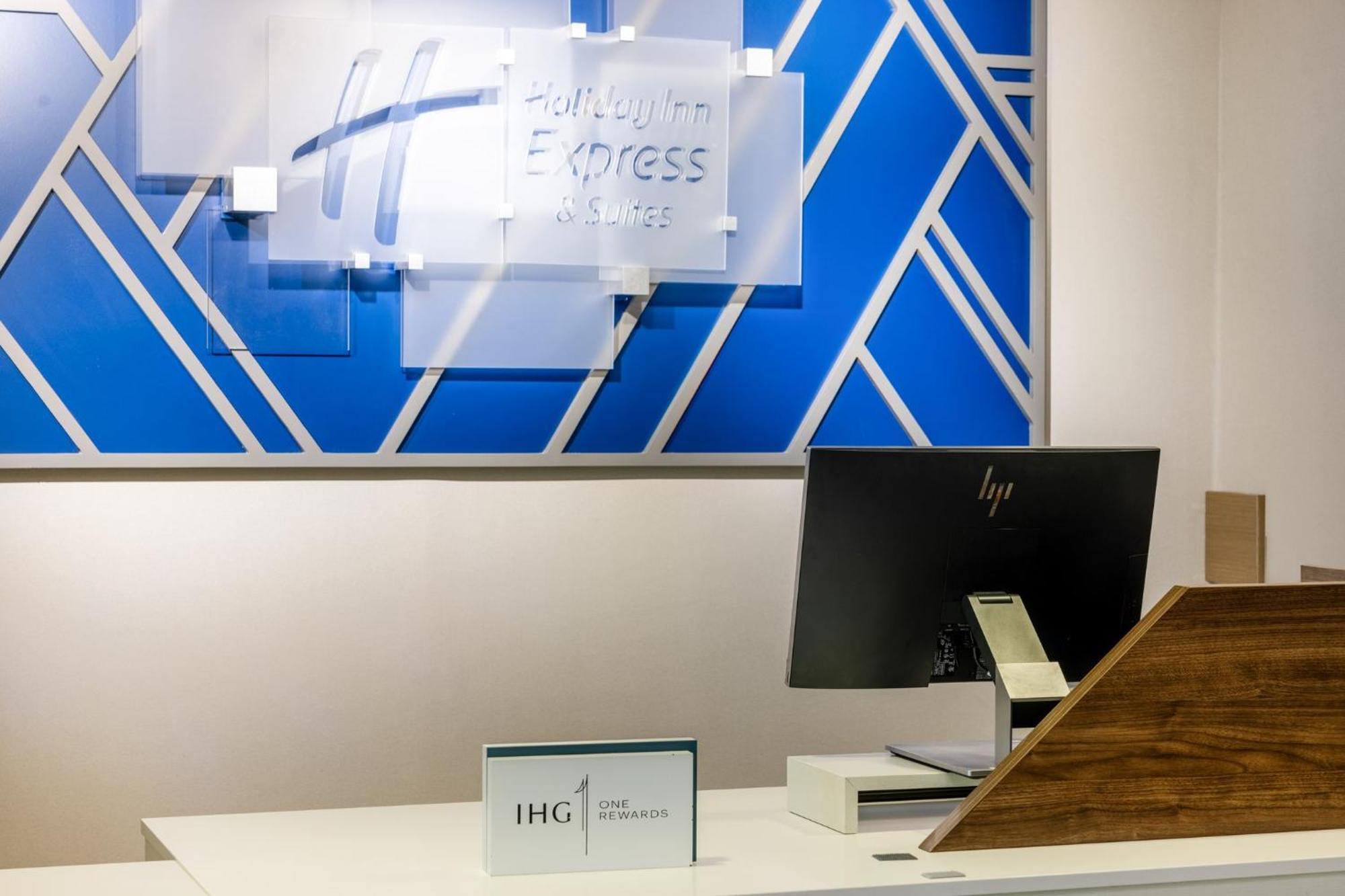 Holiday Inn Express & Suites Columbus At Northlake By Ihg Kültér fotó
