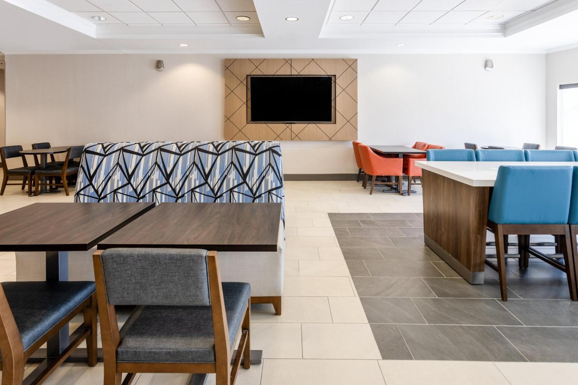 Holiday Inn Express & Suites Columbus At Northlake By Ihg Kültér fotó