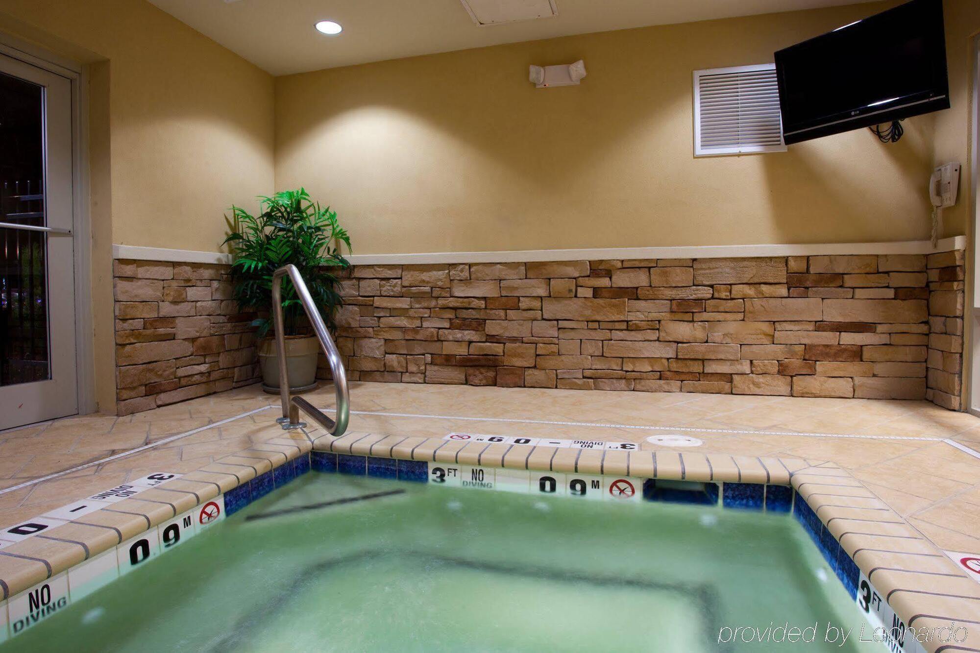 Holiday Inn Express & Suites Columbus At Northlake By Ihg Kültér fotó